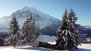 Blick auf Winterhütte vor einem Berg