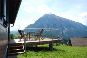 Panoramablick von der Terrasse ins Tal